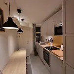 Cute Apartment In Hip Neighbourhood!