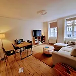 Cute Apartment In Hip Neighbourhood!