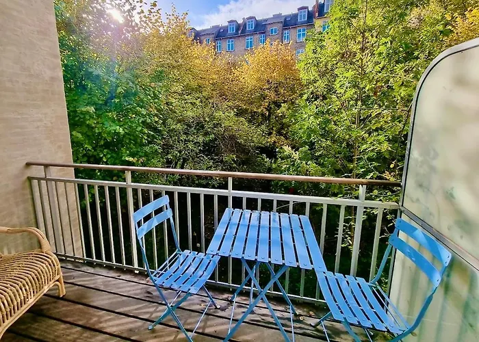 Cute Apartment In Hip Neighbourhood!
